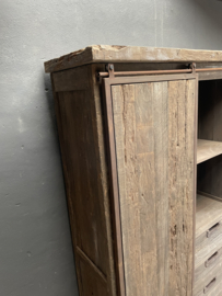 Stoere grote oud vergrijsd houten truckwood Railway kast met schuifdeur en 4 lades 212 x 121 x 46 cm keukenkast oud hout landelijk stoer industrieel
