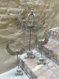 Prachtig grijs zinken ornament kandelaar met kroontje en vleugels grijs shabby bric-à-brac