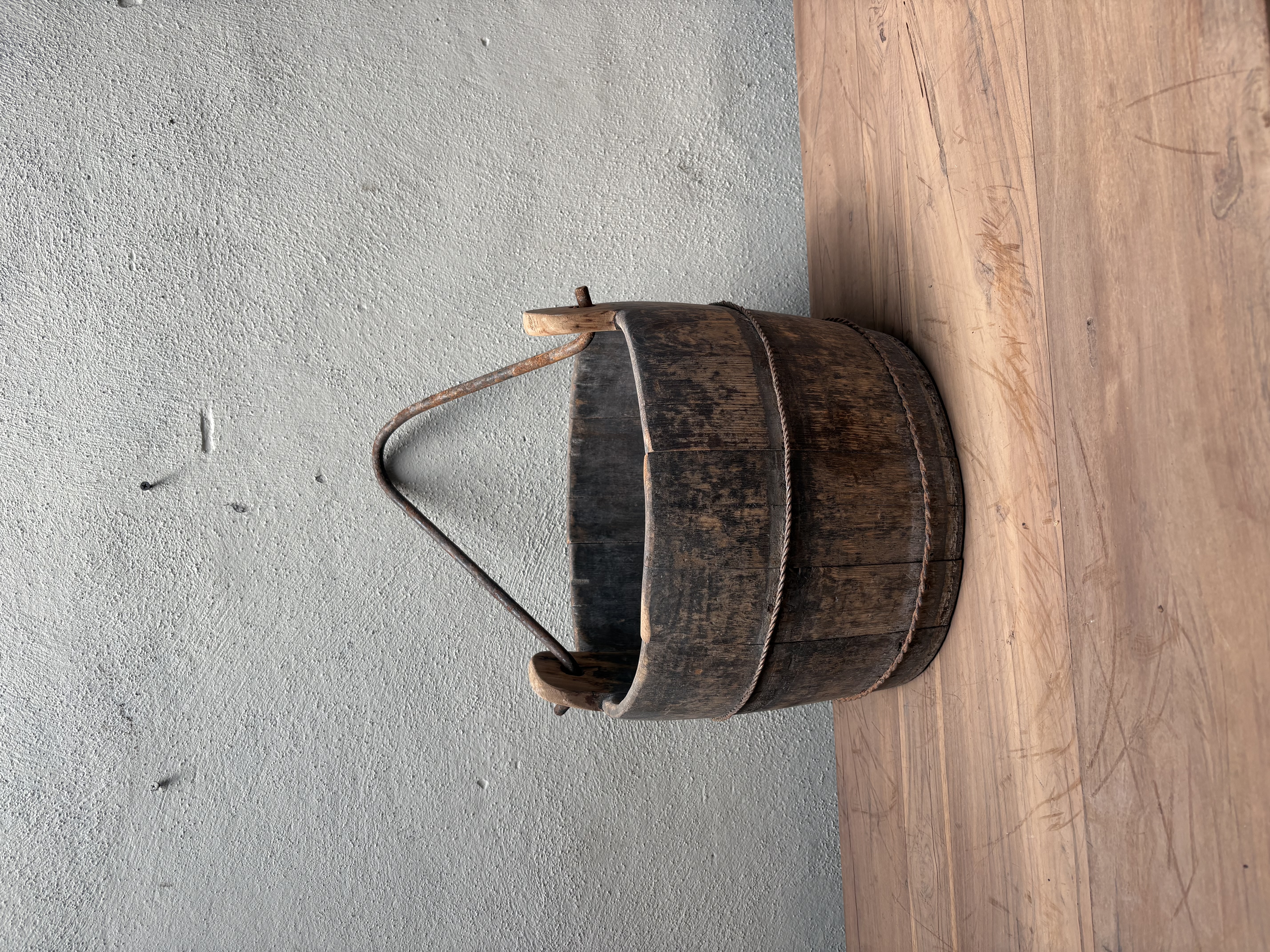 Oude vergrijsd houten emmer emmers vat Ton bak schaal olijfbak landelijk stoer nr 53