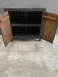 Oud stoer houten kast kastje kast dressoir 2 deurs 90 cm landelijk grijs zwart oud beslag ringen industrieel wastafelmeubel