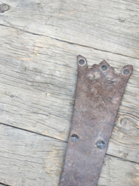 Mega grote stoere oude vergrijsd houten salontafel 200 x 133 cm gemaakt van oude deur metalen beslag en stalen onderstel stoer landelijk industrieel