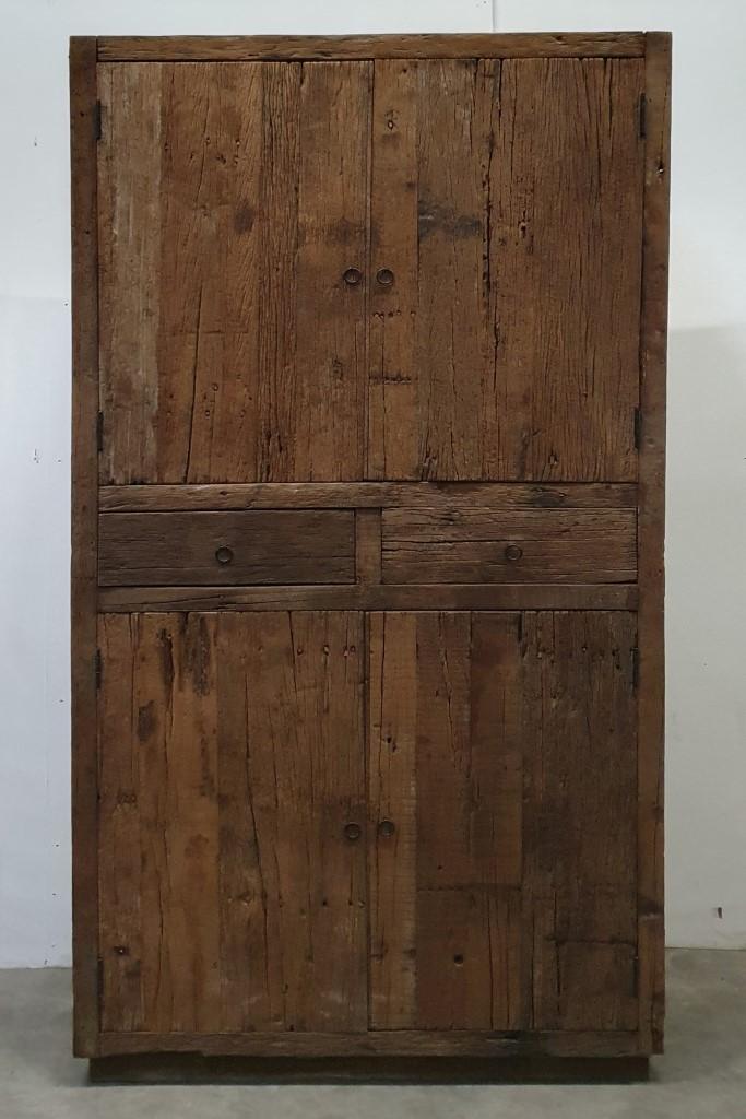Grote oud grof  houten kast 110x40x H220cm Railway truckwood landelijk vergrijsde deurtjes lades laatje industrieel metalen greepje beslag