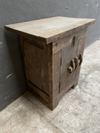 Stoer vergrijsd oud doorleefd houten truckwood kastje nachtkastje nachtkastjes landelijk stoer industrieel vintage hout