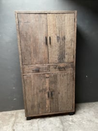 Grote dichte oud houten kast kabinet 4 deurs 2 lades legplanken truckwood railway robuust doorleefd hout 220 x 120 x 40 cm landelijk industrieel vintage urban metalen beslag kledingkast servieskast linnenkast boekenkast