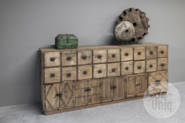 Een grote oude houten werkbank dressoir uniek item landelijk stoer ladekast  vintage winkelkast doorleefd