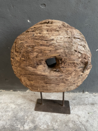 Uniek groot vergrijsd houten wiel eye-catcher landelijk hout industrieel vintage urban ornament op statief, zeer indrukwekkend