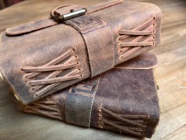 HOFFZ. Notitieboekje S met gesp bruin brown grey grijs  taupe geruwd leren kaft klein