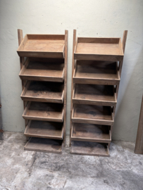 Stoere hoge oude houten kast schoenenrek keukenrek keukenkast legplanken etagère landelijk industrieel vintage robuust boekenkast schap rek grof stoer hout plantenrek