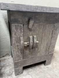 Stoer vergrijsd oud doorleefd houten truckwood kastje nachtkastje nachtkastjes landelijk stoer industrieel vintage hout