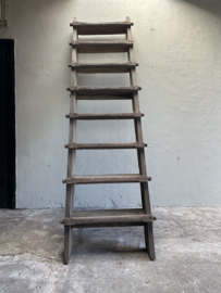 Oude vergrijsd houten open trap ladder 248 x 66 cm voor opkamer kelder of verdieping voor renovatie bij oud pand bijvoorbeeld boekenrek boekenkast etagere vide vliering kelder schap rek landelijk stoer