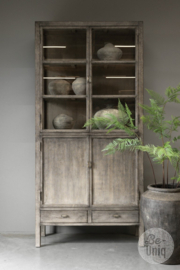 Grote oud vergrijsd houten kast 235 x 112 x 43 cm glaskast vitrinekast keukenkast glas glazen deurtjes  landelijke kast