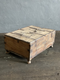 Authentiek oud houten kistje met metalen details landelijk stoer industrieel urban