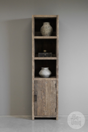 Stoere hoge smalle oude vergrijsd houten kast met deur deurtje rechtsdraaiend railway truckwood keukenkast landelijk robuust boekenkast 200 x 50 x D36 cm schap handdoeken badkamer keuken rek grof stoer hout SEP