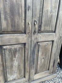 Grote vergrijsd houten 2 deurs kast linnenkast keukenkast landelijk stoer met legplanken