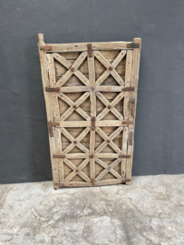 Oud doorleefd vergrijsd houten luik deur venster poort poortje wandpaneel wanddecoratie landelijk stoer vintage hout metaal industrieel urban 126 x 78 cm