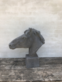 Betonnen paardekop paardenhoofd paard beton grijze grijs grey horse steen tuinbeeld