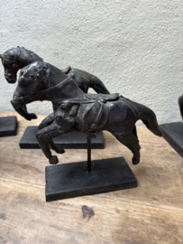 Brocante oude leren paardje op voet standaard beeldje paard horse vintage