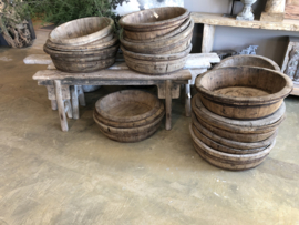Prachtige oude ronde olijfbak vergrijsd houten schaal bak met oud metalen beslag kaasmal kaasbak landelijk olijfbak