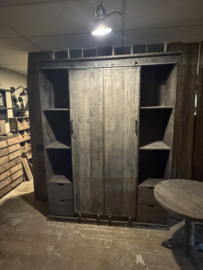 Grote donkere stoere vergrijsd houten kast landelijk schuifdeuren deuren lades schappen vakken industrieel keukenkast linnenkast