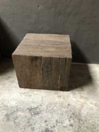 Vergrijsd houten kubus salontafel bijzettafel tafel tafeltje zuil sokkel kolom landelijk truckwood grijs grove nerf 50 x 50 x H40 cm