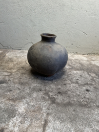 Prachtige vergrijsd antieke claypot Nepal kruik stenen vaas pot landelijk stoer sober vintage 34 x 33 cm