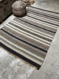 Prachtig uniek sober grijs beige zwart bruin gestreept carpet kleed vloerkleed tapijt 240 x 150 cm stoer landelijk vintage wandkleed