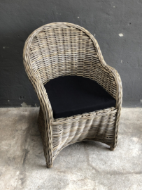 Vergrijsd rotan rieten stoel stoelen stoeltje stoeltjes fauteuil landelijk stoer met zwart stoffen kussen landelijk