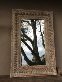 Grote houten spiegel met bewerkte houtsnijwerk 130 x 100 cm spiegel passpiegel landelijk vintage Oosters hout crème beige grijs