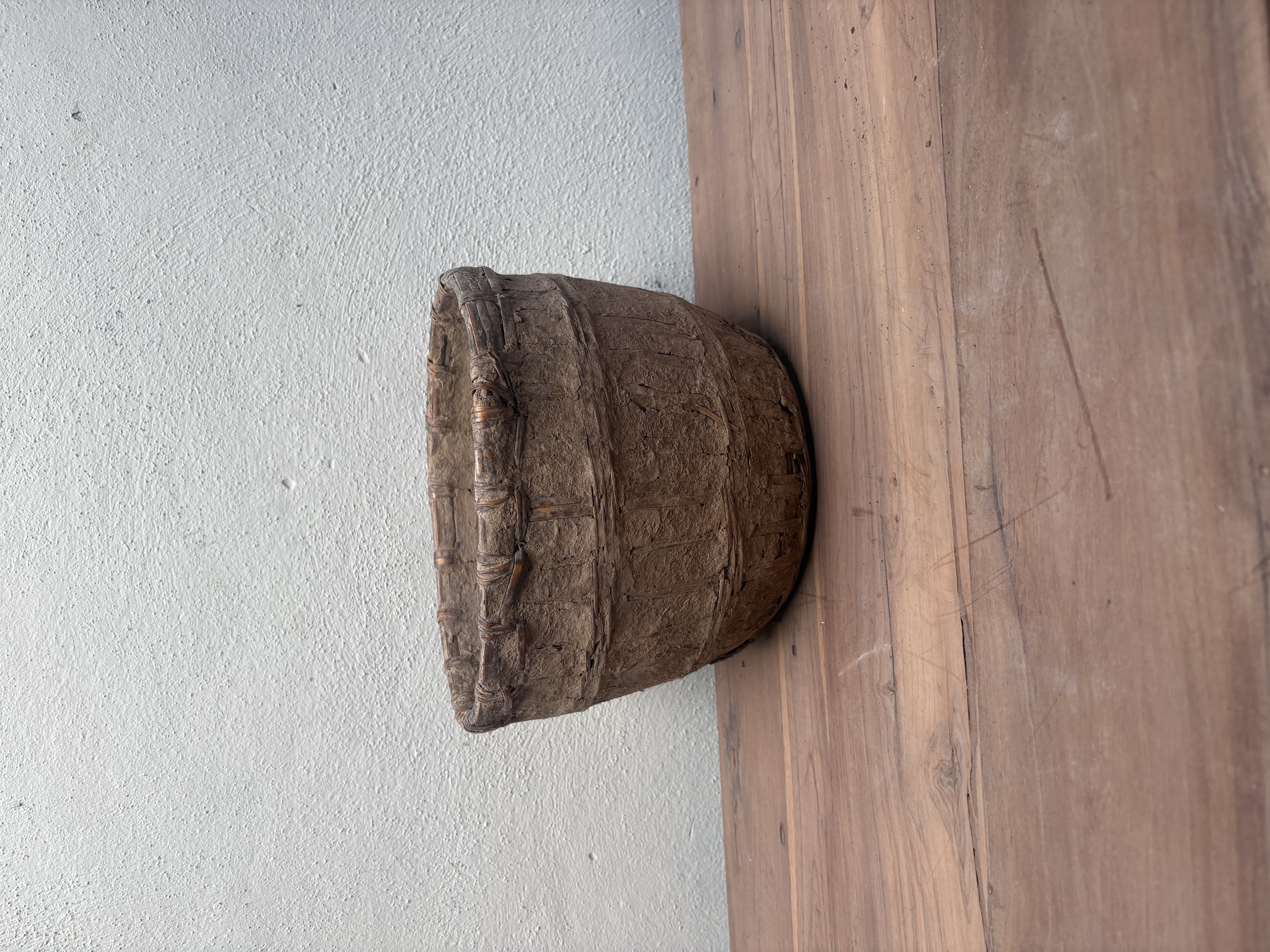 Oude Leemmand ompot pot vergrijsd grijs beige mand bak landelijk stoer rieten mandje leem nr 2
