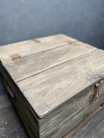 Stoere oude vergrijsd houten kist salontafel bijzettafel dekenkist op metalen voet onderstel landelijk stoer industrieel vintage urban