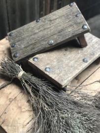 Bajot oud vergrijsd houten plankje tray studs dienblad stoer sober landelijk hout opstapje plank dienblad offerplankje