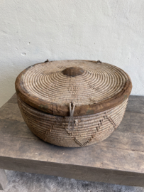 Prachtige 🤩 grote orginele oude vergrijsde rieten mand doorsnede 65 cm dessert basket met deksel landelijk stoer sober vintage uniek desert