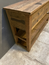 Stoer oud vergrijsd houten sidetable tafel bassano ladekast wastafel wastafelmeubel keukenblok kookeiland grove nerf dressoir sidetable werkbank bureau landelijk stoer robuust vergrijsd hout kookeiland keukeneiland wandmeubel 5 lades