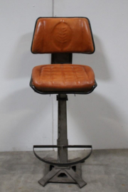 Stoere industriele barkruk regisseur stoel mancave kruk met rugleuning zithoogte 80 cm leren zitting industrieel stoer landelijk grijs bruin cognac vintage