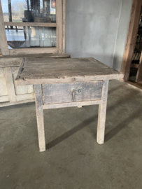 Heel stoer oud vergrijsd houten tafel tafeltje met la lade laatje salontafel bijzettafel wijntafeltje landelijk stoer sober