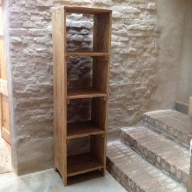 Stoere hoge smalle oude houten kast landelijk robuust boekenkast schap rek grof stoer hout