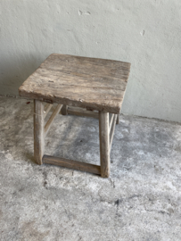 Vergrijsd houten kruk bijzettafel tafel tafeltje landelijk stoer