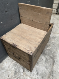 Oude houten kist dekenkist tafel tafeltje sidetable bank bankje bijzettafel landelijk stoer hout metalen beslag