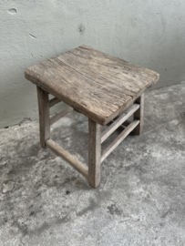 Oude vergrijsd doorleefd houten bijzettafel kruk elmwood nr 1 landelijk stoer krukje salontafel tafeltje grof robuust nerf
