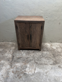 Vergrijsd houten 2 deurs dichte kastje legplanken landelijk SEP wastafel wasmeubel kastje stoer wastafel wastafelmeubel commode