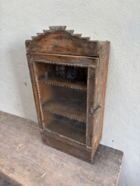 Heel leuk uniek oud brocant kastje vitrinekastje glaskastje wandkastje landelijk H74 x 36 x 17 cm