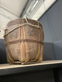 Prachtige grote oude vergrijsd houten mand  met touw stoer landelijk vintage