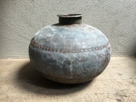 Oude metalen (zinken zink)  pot bak kruik waterkruik bottle fles oud landelijk stoer & industrieel grijs metaal ijzer
