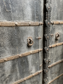 Stoere vergrijsd houten deur poort Luik zwart grijs roest metaal mat wandpaneel wandscherm wanddecoratie landelijk stoer industrieel urban 214 x 110  cm