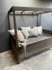 Prachtig groot uniek oud vergrijsd houten bed bank hemelbed loungebank met hemel landelijk stoer tuinbank daybed hemelbed