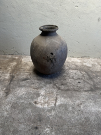 Prachtige vergrijsd antieke claypot Nepal kruik stenen vaas pot landelijk stoer sober vintage 57 x 40 cm