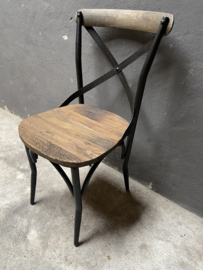 Stoere metalen landelijke industriële stoel stoelen houten zitting leuning kruisrug vintage zwart hout industrieel landelijk stoer