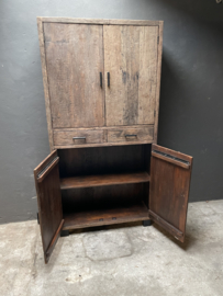 Grote dichte oud vergrijsd houten kast kabinet 4 deurs 2 lades legplanken truckwood railway robuust doorleefd hout 220 x 120 x 40 cm landelijk industrieel vintage urban metalen beslag kledingkast servieskast linnenkast boekenkast SEP