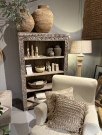 Oude vergrijsd houten boekenkast kast legplanken landelijk sober winkelkast