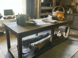 Grote oude vergrijsd houten originele workmate werkbank met onderplank Sidetable wandtafel toonbank winkeltafel presenteertafel werkbank keukenblok landelijk stoer industrieel vintage keukeneiland